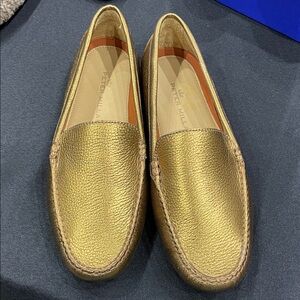 Peter Millar gold metallic pebble grain driving moccasins. New. Perfect. Sz 9.